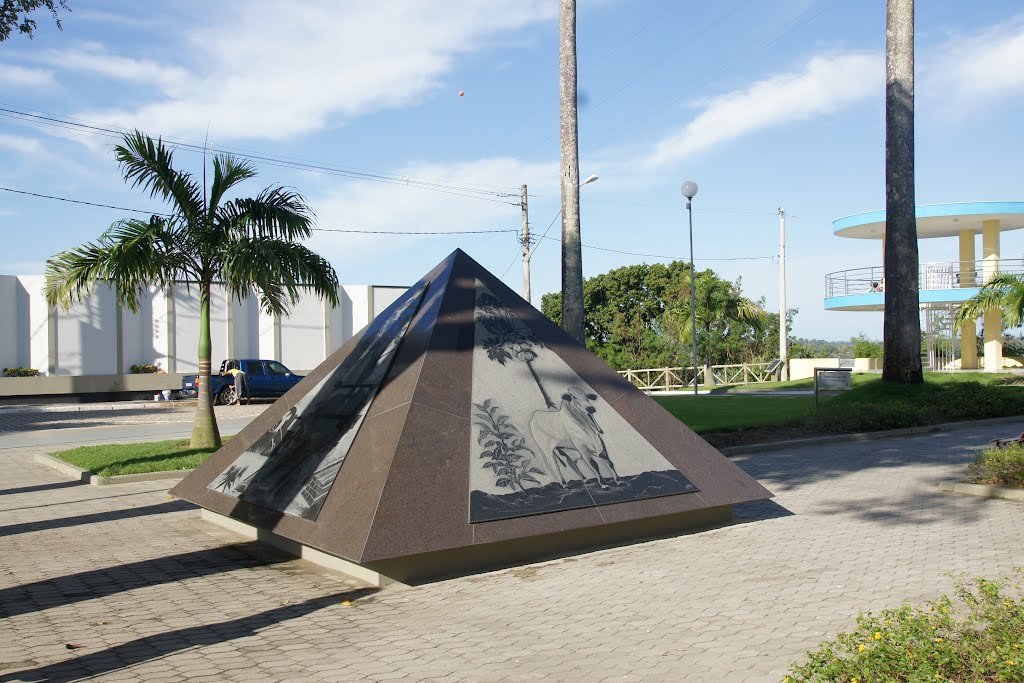 pirâmide monumento da praça 22 de agosto